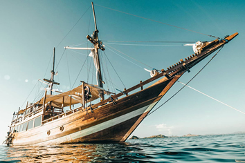 Pinisi gay cruise ship