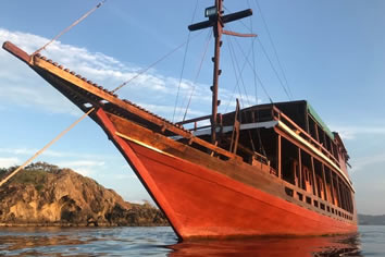 Pinisi gay cruise ship