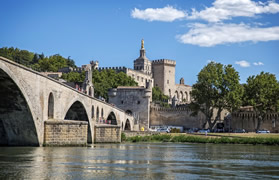 Provence lesbian cruise - Avignon