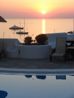 Mykonos exclusively gay hotel Carrop Tree