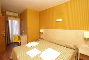 Sitges gay holiday accommodation Hotel Parrots
