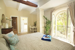 Cinq & Sept Gay Resort Beautiful Room