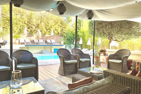 Cinq & Sept summer lounge